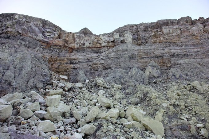 沐浴硫磺，追寻蓝火——印尼宜珍火山