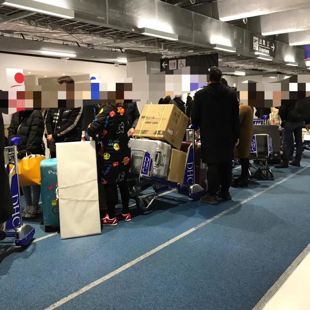 从土耳其背口罩回来捐赠,从国外背回抗疫物资