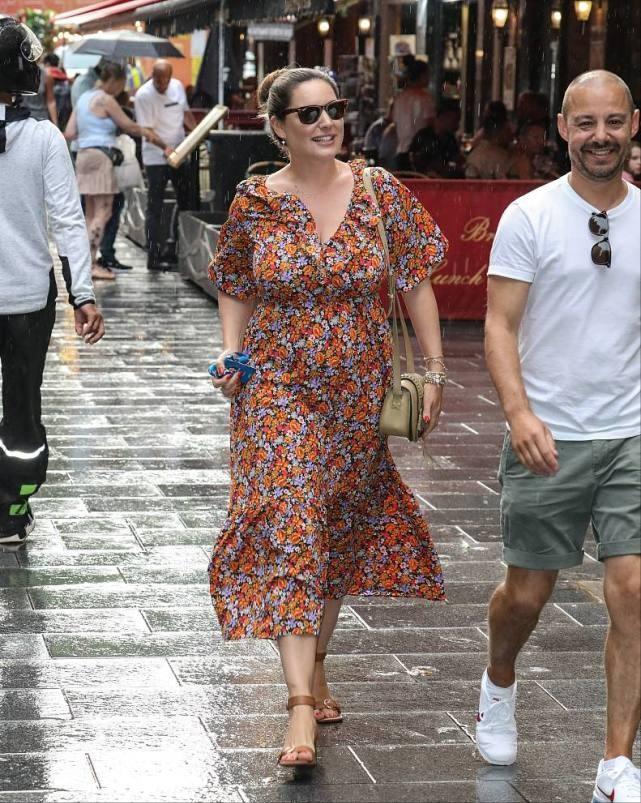 足球宝贝变装巴萨皇马,足球宝宝大变身