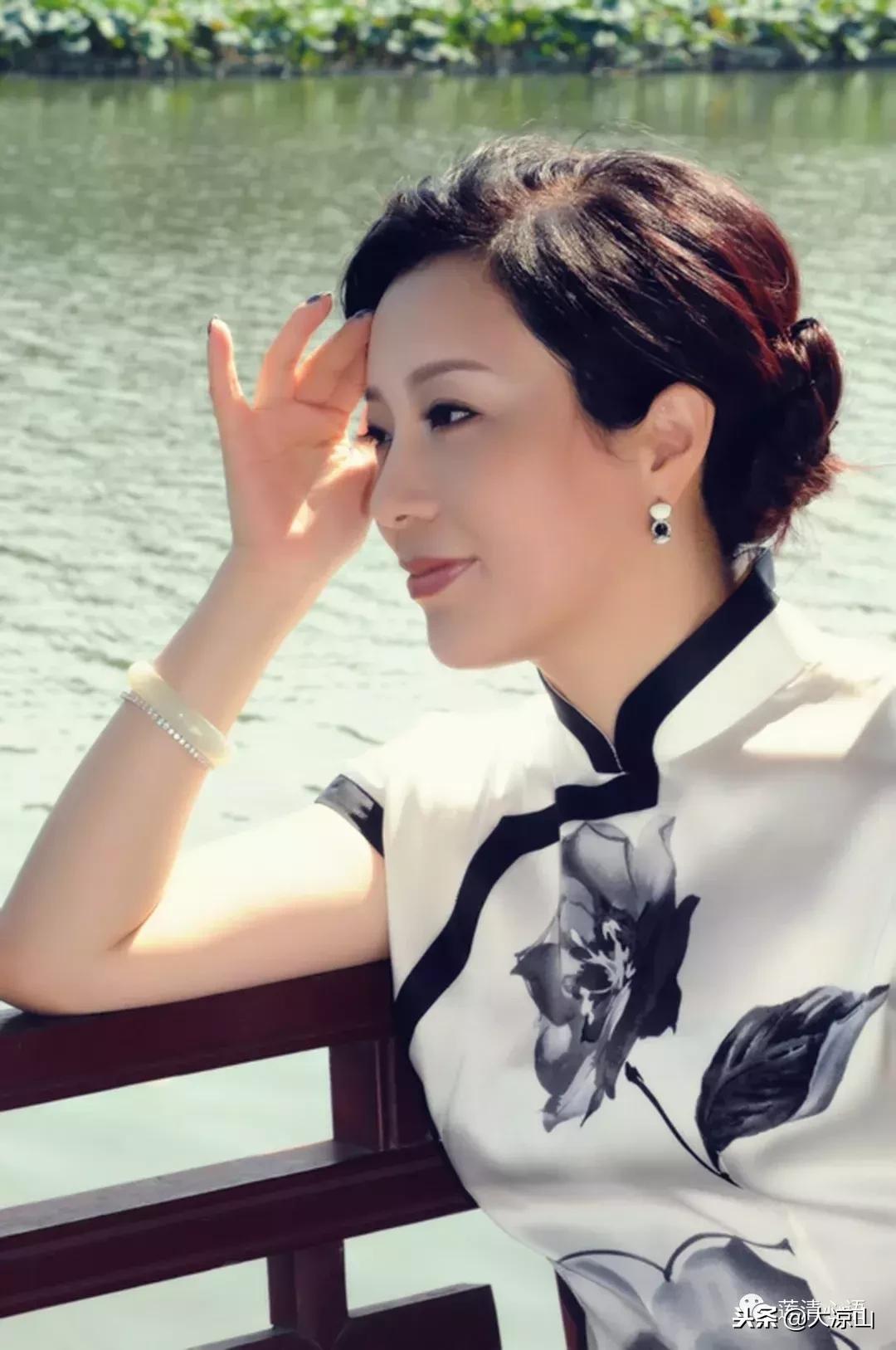 2018西昌邛海“丝绸之路”国际诗歌节首场朗诵会上主持人王明青惊艳全场今晚还可看她主持听她朗诵