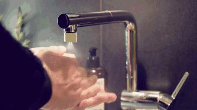 往鞋里喷什么东西脚不会臭,往鞋里撒的粉