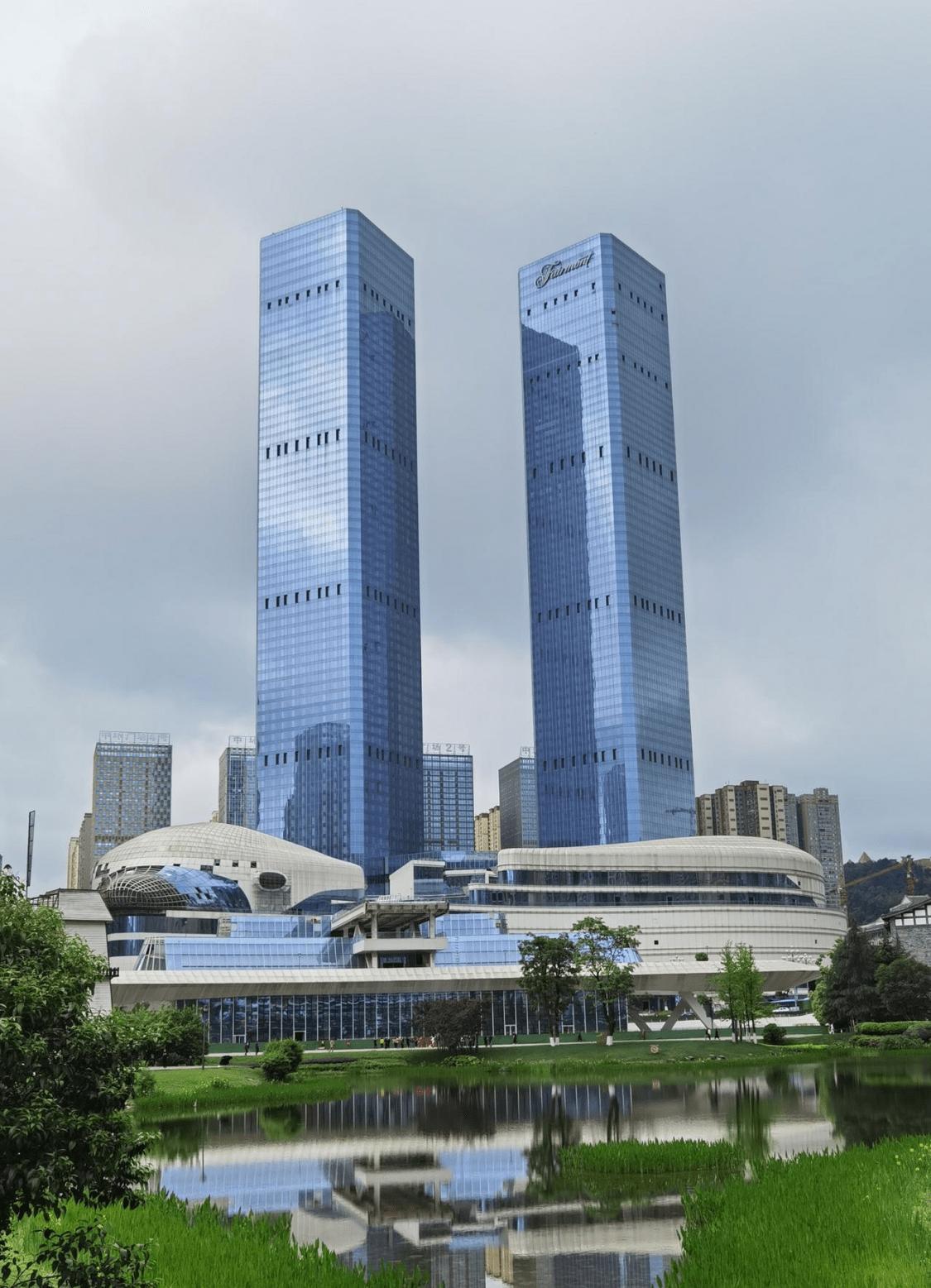 贵州贵阳第一高楼,贵阳花果园300米高楼有多少