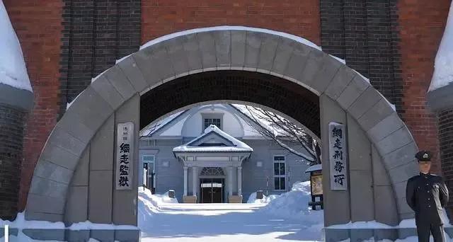 住进“坐穿牢底”的酒店,打卡深度体验监狱生活的博物馆