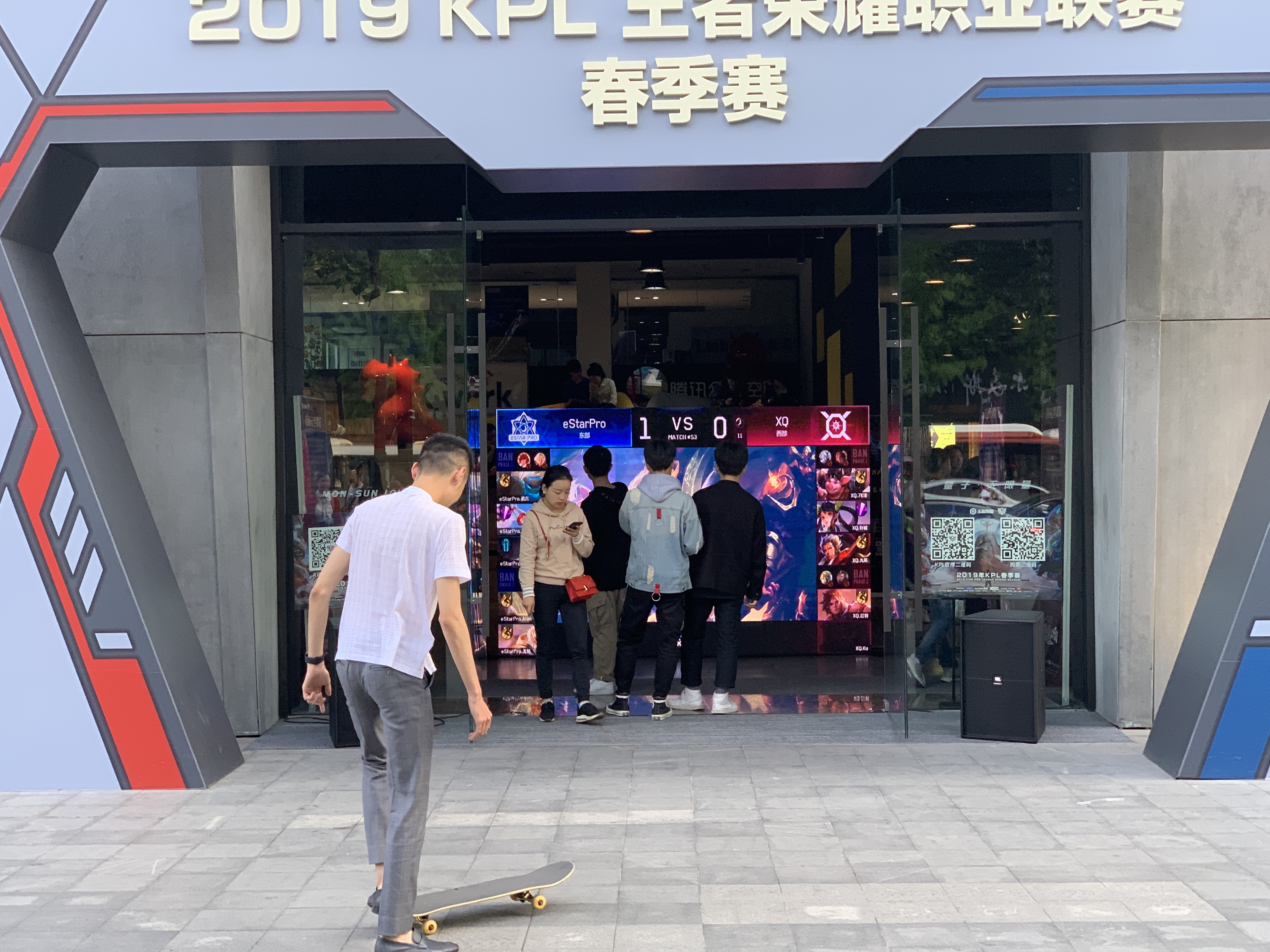 太古里滑板小哥,滑板男孩太古里