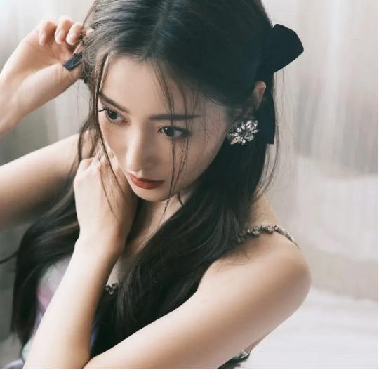 双蝴蝶结造型女星大pk：戚薇魅惑张雨绮显头大，赵露思发量取胜