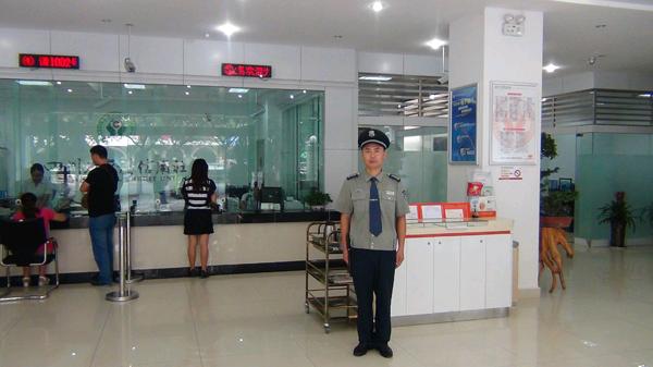 银行保安能做大堂经理的事吗,为什么银行保安一般人当不了