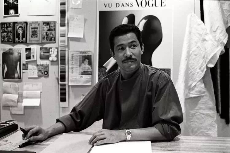 三宅一生的香水与包包，都没有易烊千玺身穿的三宅一生衬衣火！