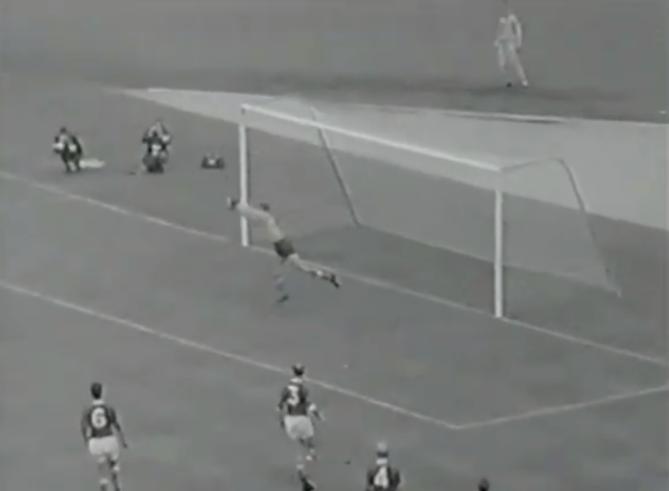 苏联黑蜘蛛,前苏联门将雅辛简介