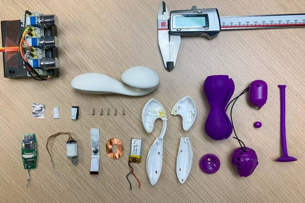 她是一个情趣玩具测评师，亲自试用了1000种产品