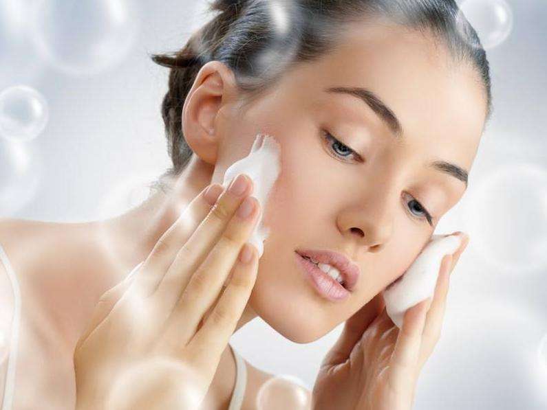 洗脸后干燥起皮不用洗面奶,洗脸后干燥起皮一会又很油