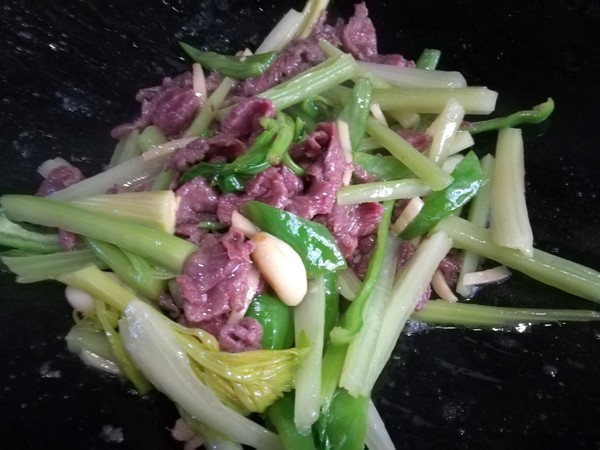 如何炒肉不柴不糊锅,炒肉不加水的技巧