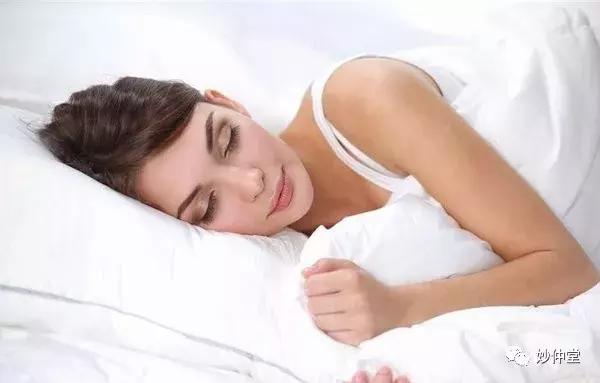 睡觉打呼说梦话是病吗,晚上说梦话是病吗