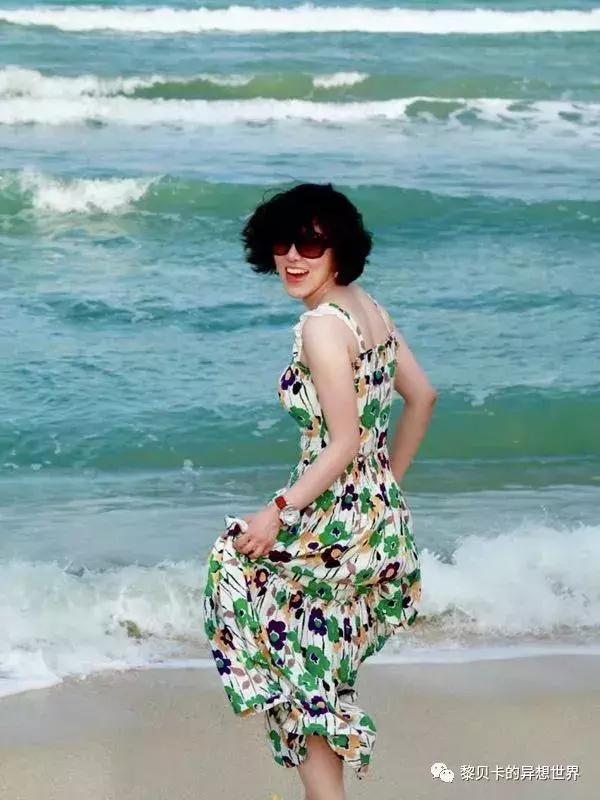 她们穿的连衣裙,她们穿的花裙子