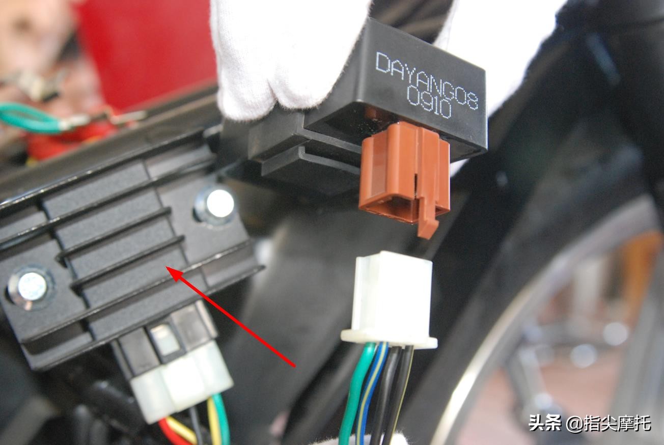 怎么用万用表测摩托车电瓶多少伏,摩托车电启动开关没反应如何解决