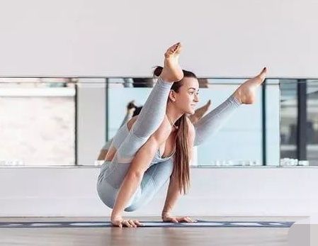 拉伸小腿后侧体式,空中瑜伽大腿后侧拉伸体式