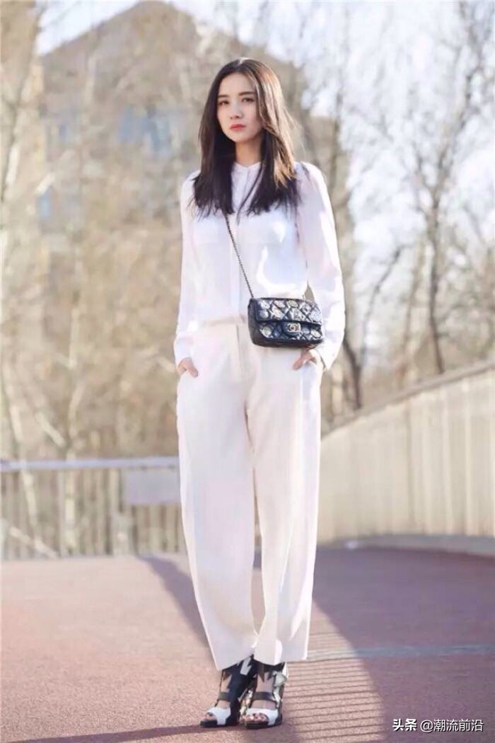 宋佳白衬衣黑色包臀裙,宋佳盛装同款白衬衫蓝色半身裙