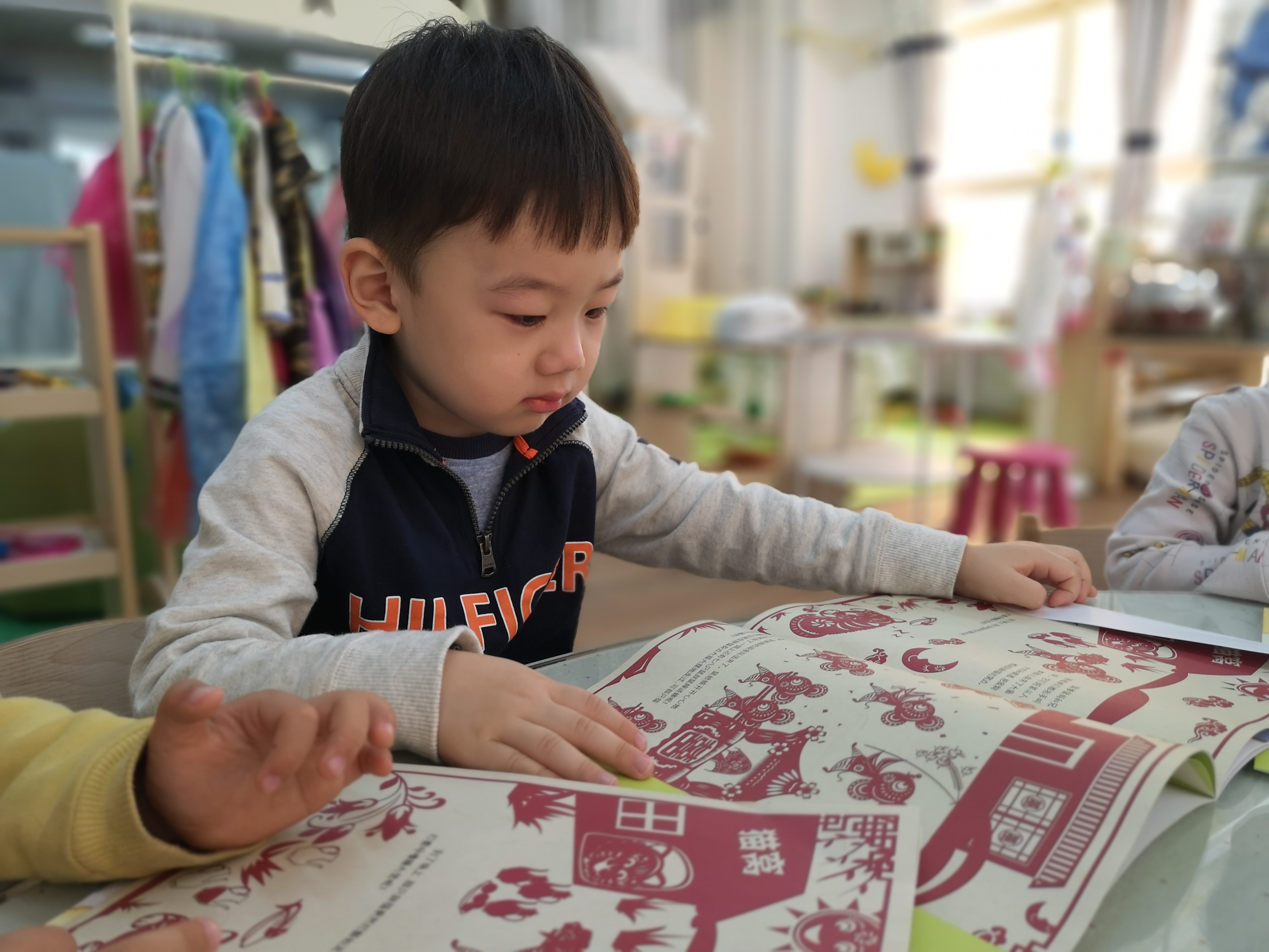 深圳侨报《七彩阳光•宝宝熊画报》正式发行，龙岗宝宝们多了一个“好伙伴”