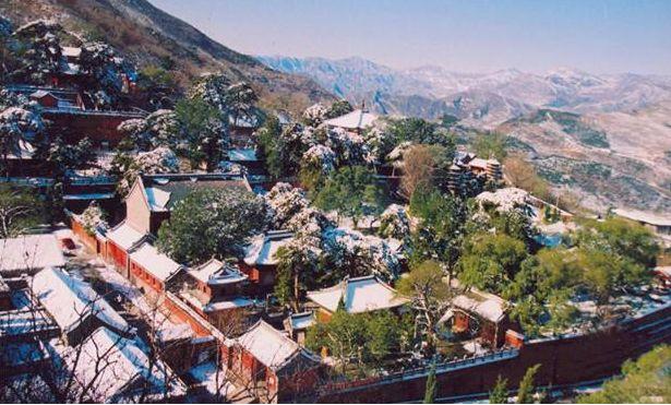 暑假好玩的旅游地：戒台寺，青龙峡，上海科技馆，东方绿舟