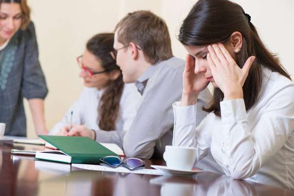 睡前吃夜宵和饿肚子哪个危害更大,长期吃夜宵好还是饿肚子好