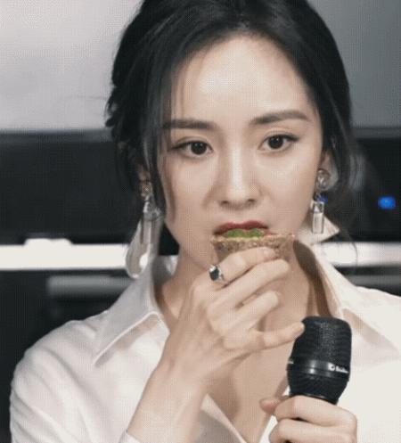 杨幂直播状态被赞,杨幂开启自黑模式