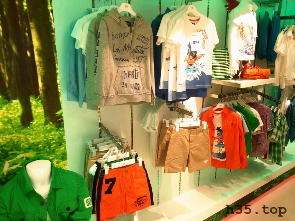 最新童装店双门头装修效果图,童装店怎么装修才有顾客