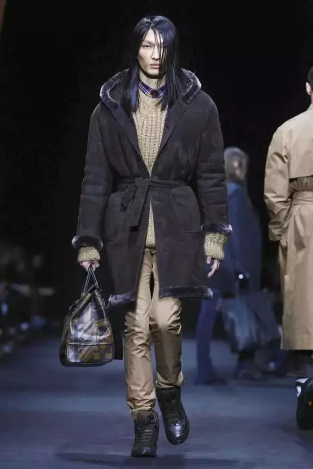 和胡兵一起走秀的中国男模,中国的男模胡兵和刘雯走秀