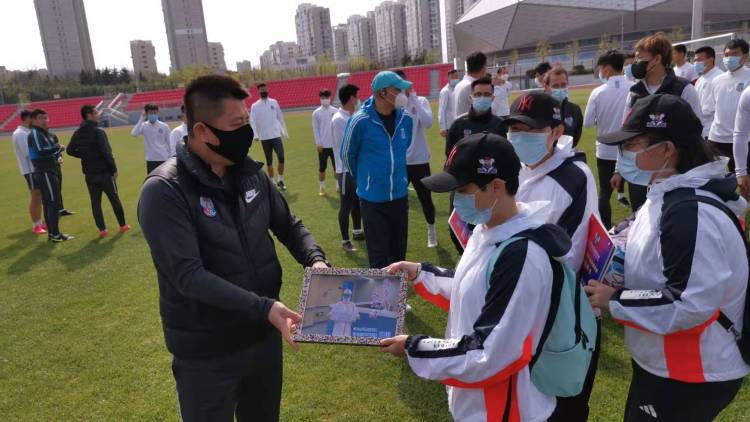 援鄂抗疫的女球迷来看黄海训练啦！还获赠了套票和签名足球