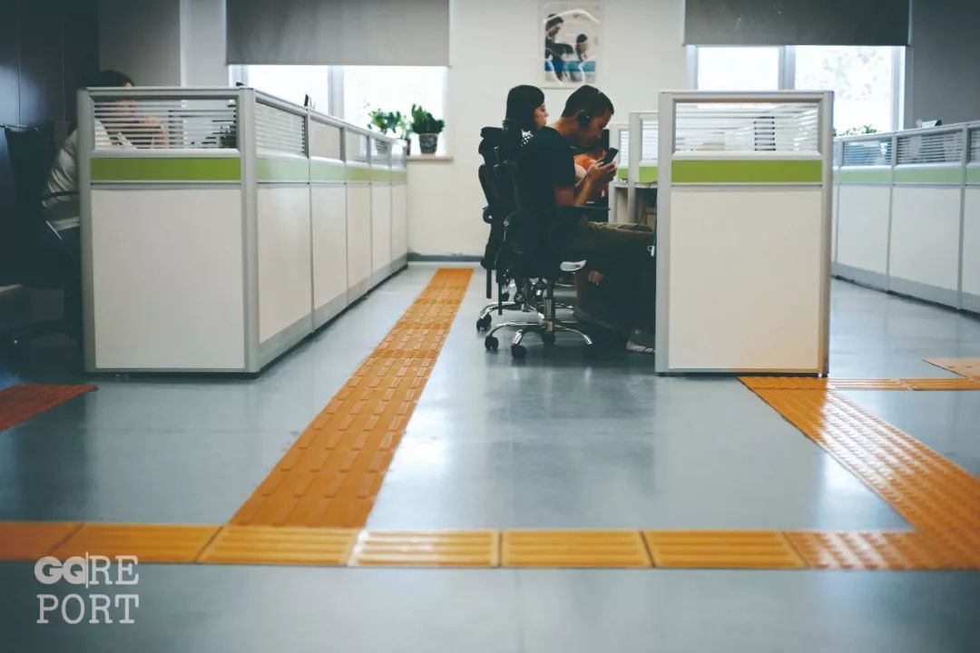 一个美貌的盲人姑娘会经历什么？读屏软件让盲人也能正常读新闻、刷朋友圈，他们因此能突破困境吗？