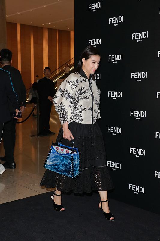 郭晶晶穿t恤亮相阔太范藏不住,郭晶晶穿香槟亮片礼服惊艳全场