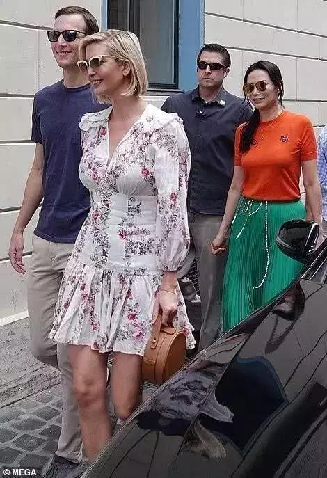 49岁邓文迪与22岁男友,49岁邓文迪与20岁男友