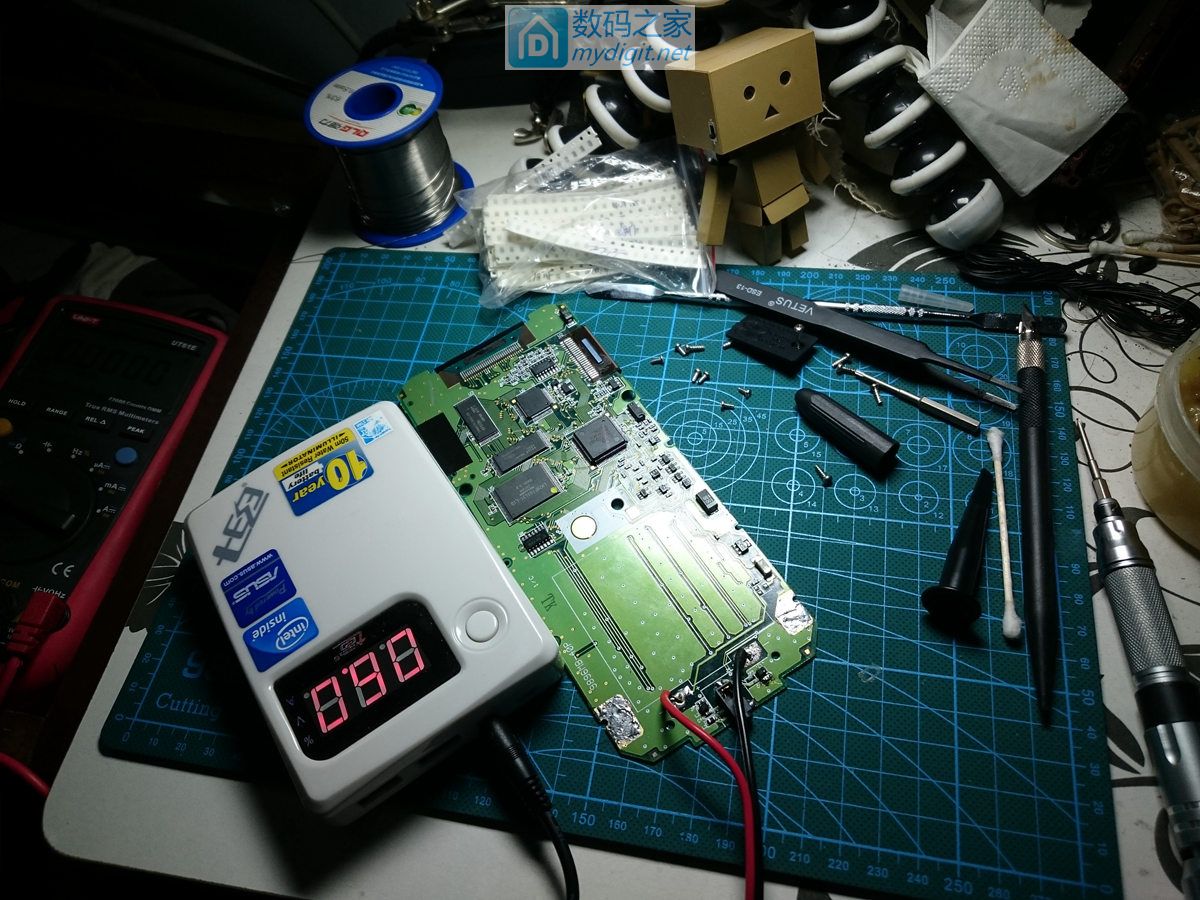 技术大佬秀操作！德州仪器TI-89图形计算器拆机维修及CPU超频