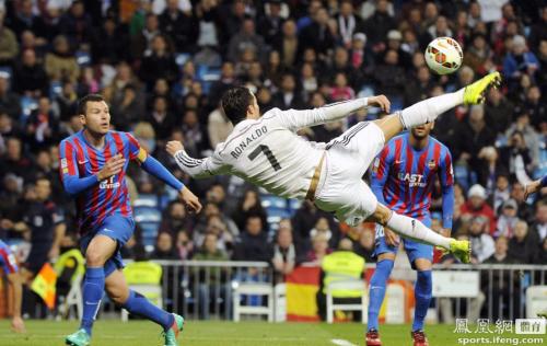 足球为什么总是撞到门柱,足球射门时为什么球打中门柱