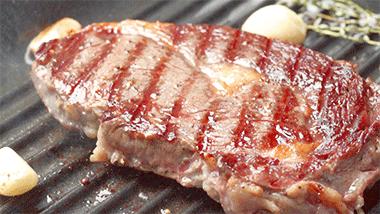 想让牛排够嫩又不太生？教你煎出7分熟完美牛排