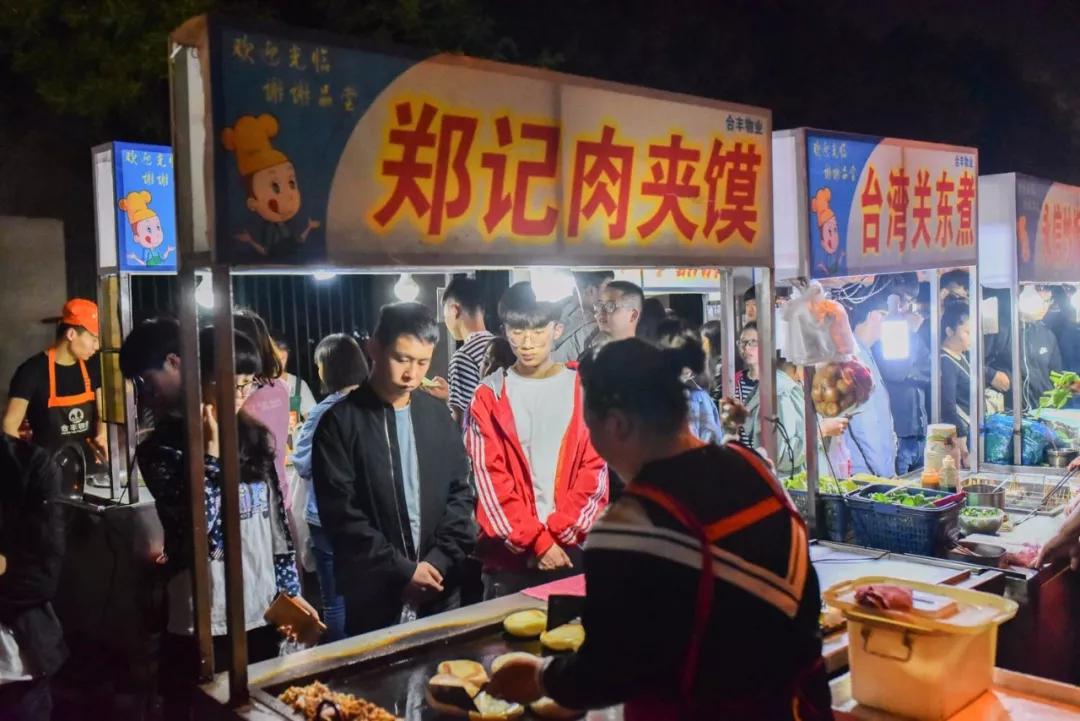 合肥安农大美食一条街是哪个门,合肥人气最旺的小吃街夜吃