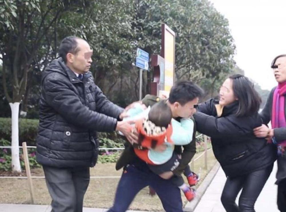 街上碰到人贩子光大喊没用,掌握5种求救方法,才能真正帮到你