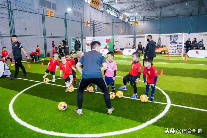 巧妙利用空间建篮球场,利用角落空间建设公共运动器材