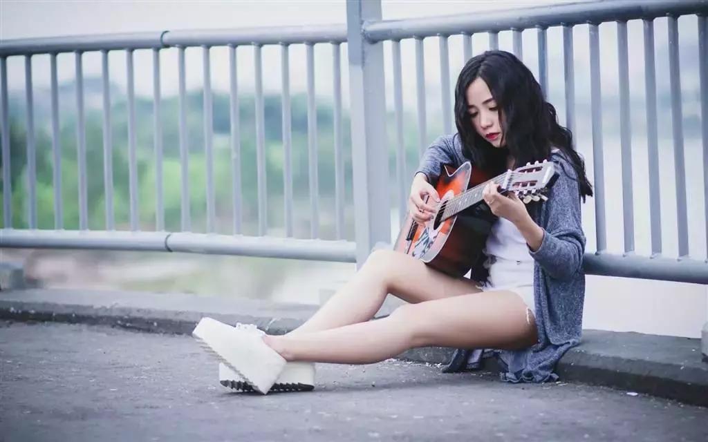 弹吉他手指往上弹的正确方式,弹吉他手指上的茧子用去掉吗