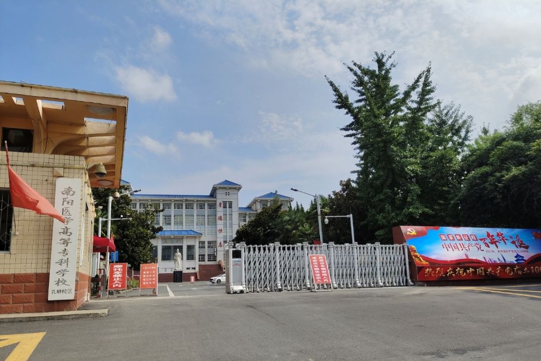 阔别四十年战友相聚画面,阔别三十六载