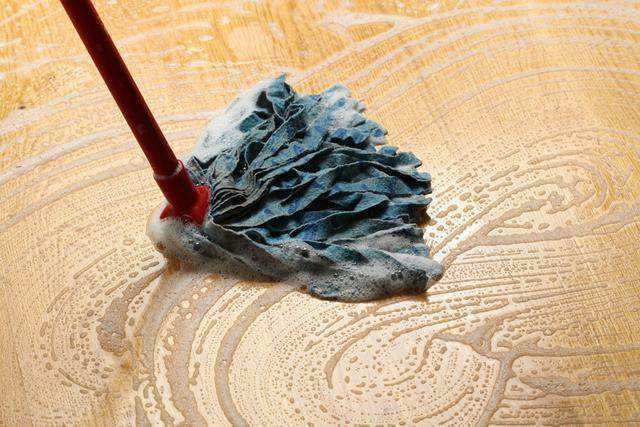 保洁阿姨用什么拖地板砖不留水渍,保洁阿姨最喜欢的拖地方法