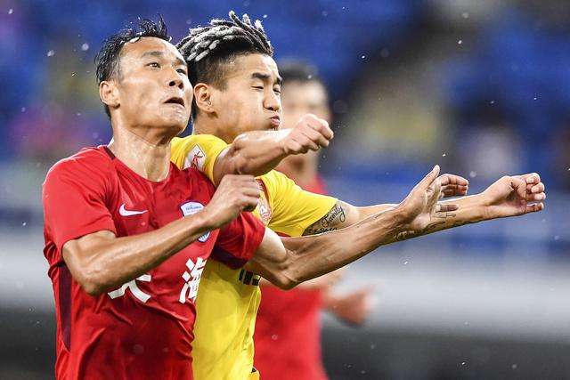 恒大强势登顶！球迷称赞卡帅：执教本土球员比外援更厉害