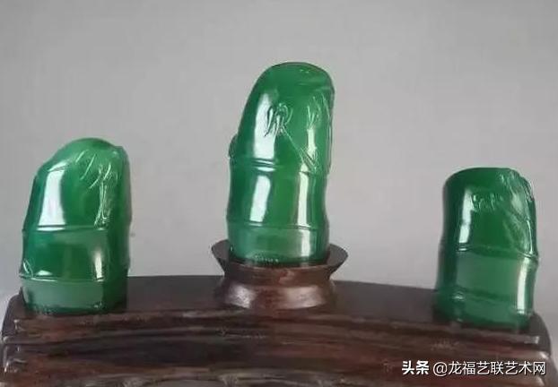 一百多斤的帝王绿原石值多少钱,200块出帝王绿