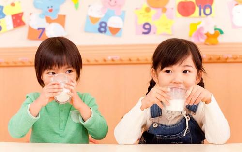 双胞胎姐妹俩喝牛奶,双胞胎一个喝牛奶一个喝豆浆