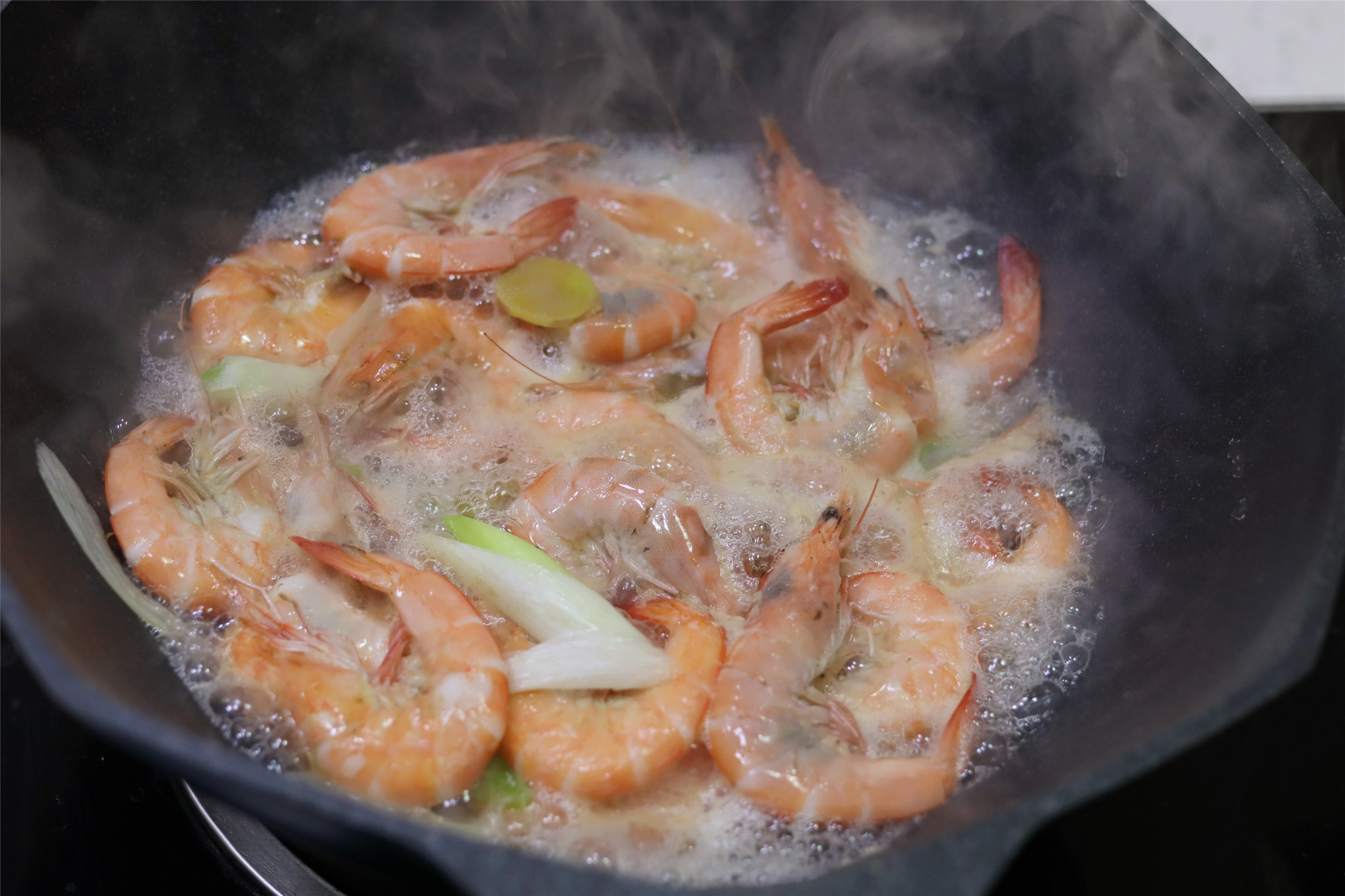 白灼虾这样做虾肉鲜嫩爽口又好吃,虾白灼做法