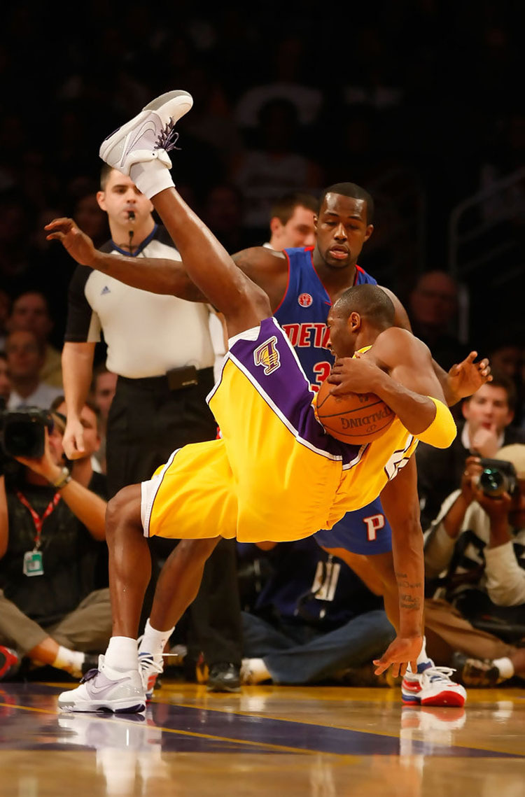 科比zk4季后赛上脚的照片,科比zk4紫金真假对比