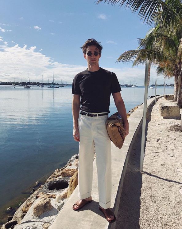 米白色裤子搭配什么颜色上衣,白色裤子怎么穿得干净