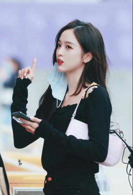 妈妈看了要流泪!吴宣仪录节目衣服“烂”到毛边,年轻人这么省?