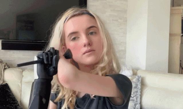 13岁无臂女孩成最酷“美妆博主”:不惧命运的人太酷了