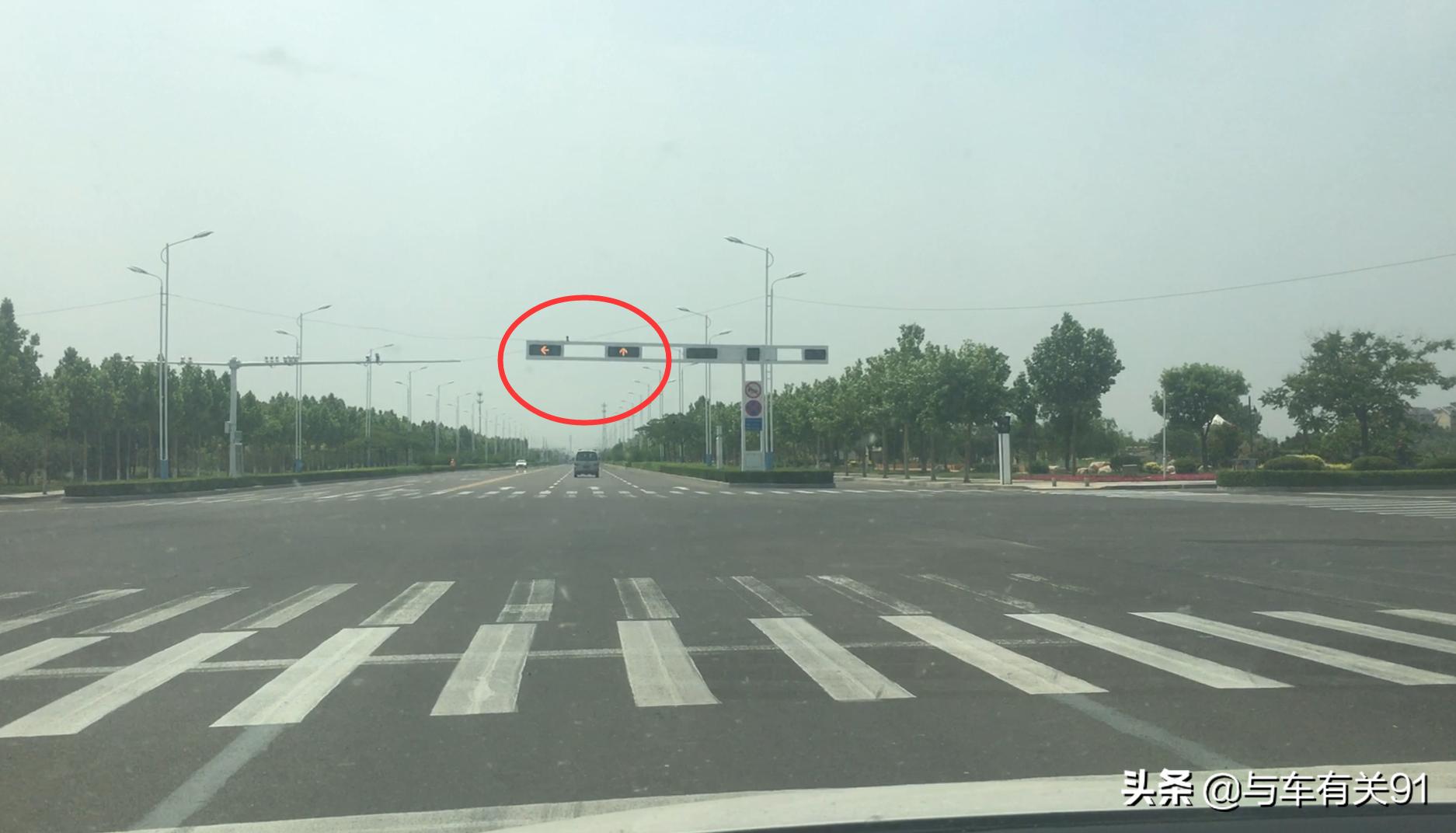 交通灯黄灯驶入停止线可以通行吗,信号灯变红车已经到路中间了