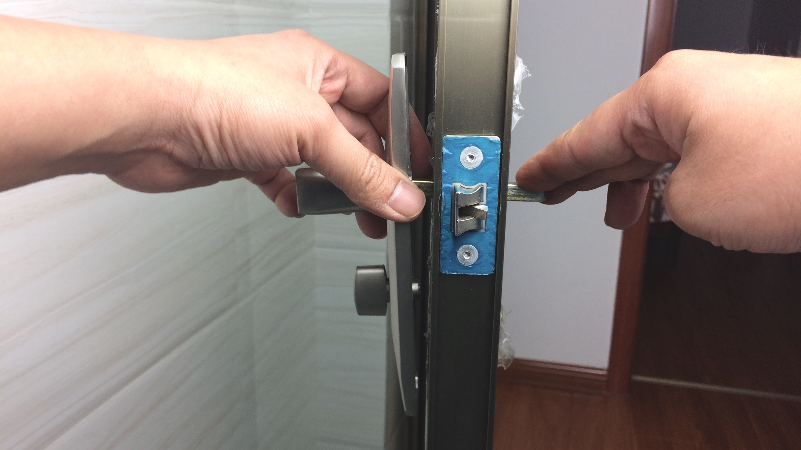 室内门把手松动修复,家里的门把手松动