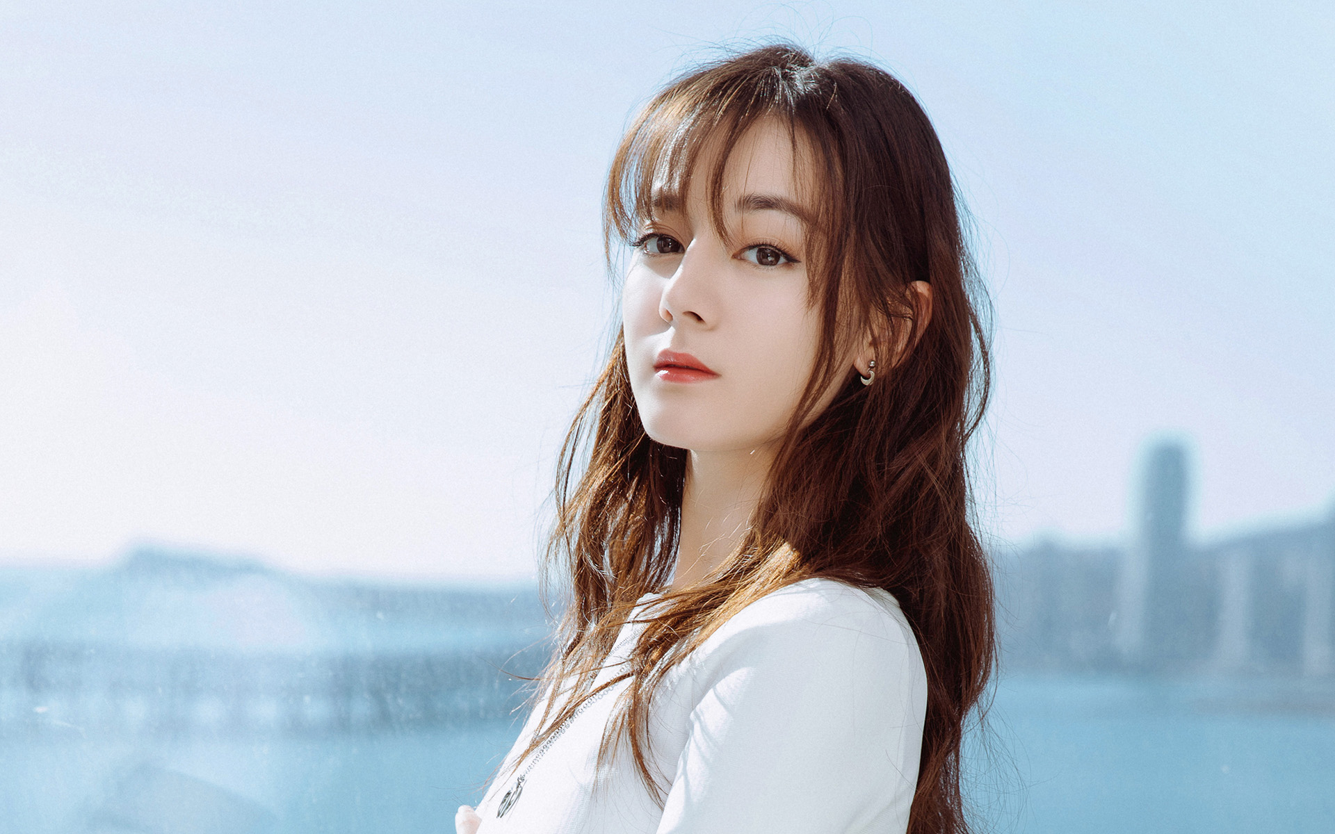 正确涂眼霜淡化黑眼圈的方法,你还在用眼霜淡化鱼尾纹吗